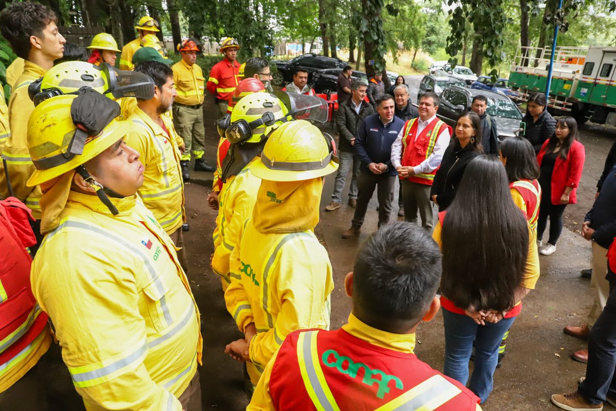 👩‍🚒👨‍🚒 En el marco de la Conmemoración del Día de las y los brigadistas forestales – que se realiza cada 15 de febrero – la ministra Ignacia Fernández junto al delegado de <a href="/DPRLaAraucania/">Delegación Presidencial Regional de La Araucanía</a>, Eduardo Abdala, seremi <a href="/MinagriAraucan/">Seremi de Agricultura Región de La Araucanía</a> y <a href="/conaf_minagri/">CONAF - Corporación Nacional Forestal</a>, entregaron un reconocimiento a