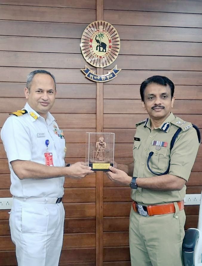 IN_HQSNC's tweet photo. #InterAgencySynergy
#IndianNavy
Cmde MC Moudgil, #CSO(Ops), #HQSNC, called on Shri A Akbar, IPS,State Maritime Security Coordinator, and held discussions on contemporary Coastal & #MaritimeSecurity issues pertaining to the #Kerala coast.
Proactive measures undertaken towards strengthening and augmenting #coastalsecurity measures by various agencies were highlighted.
The interaction reaffirms HQSNC’s sustained impetus towards maintaining close synergy with stakeholders to ensure a safe and secure coastline.
@TheKeralaPolice
@DefencePROkochi