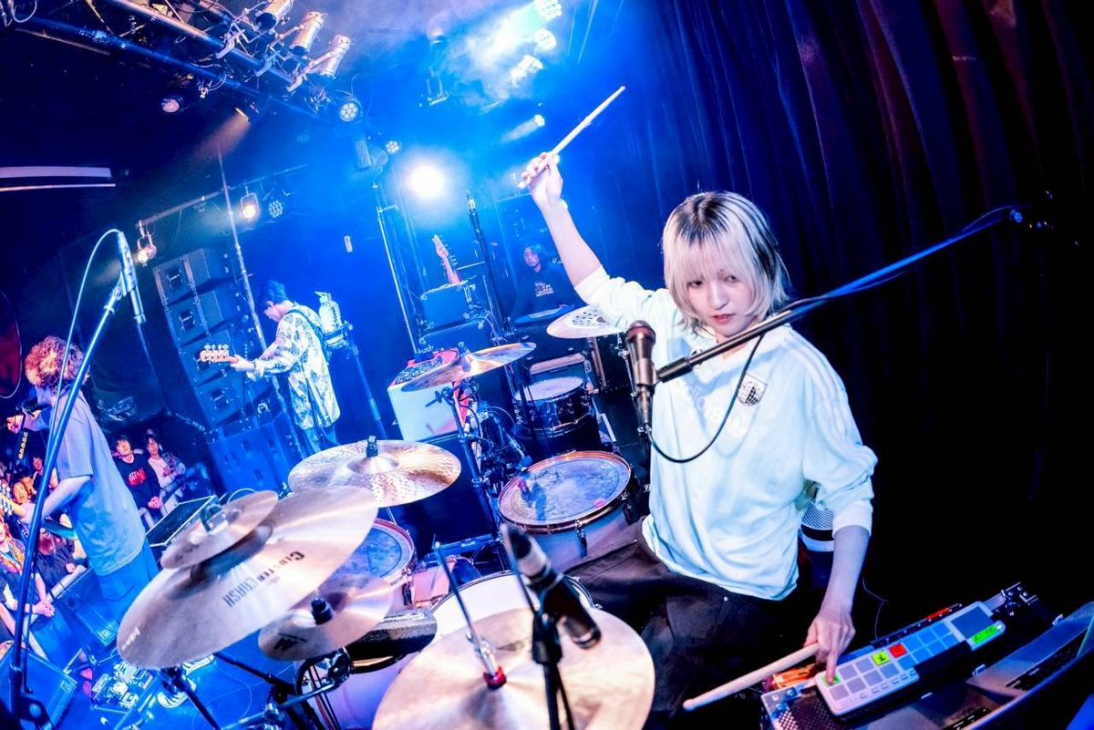 ドラムを叩くだけじゃなくてパソコン動かして同期を流す係もやっているのですが、タイミングがずれると全てが終わるのでいつもヒヤヒヤしています。

📸 <a href="/akaikai_69/">かい</a>