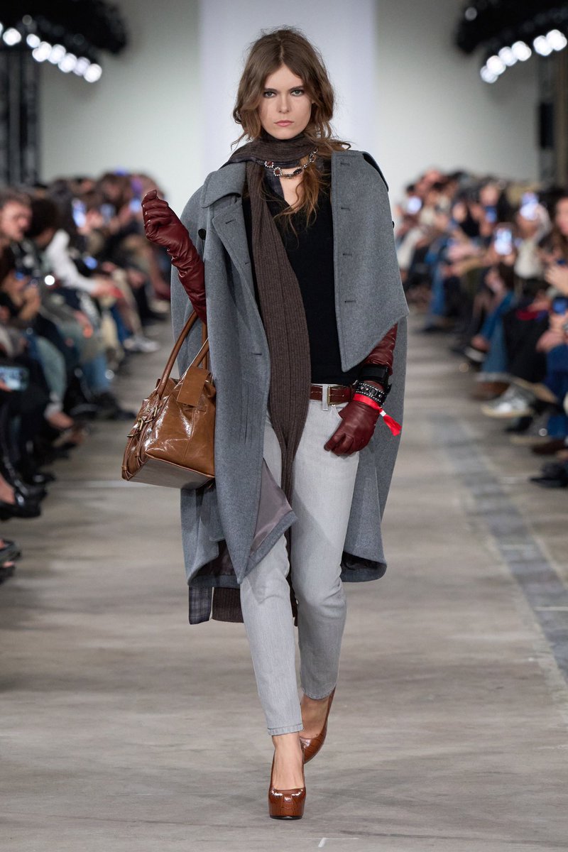 Fashionismo's tweet image. E se #nyfw tem cada vez menos marcas relevantes, a temporada americana ainda é craque em contar histórias e representar sua cultura pop como ninguém. Vide o desfile da Seven que logo associaram à Jenny Humphrey energy