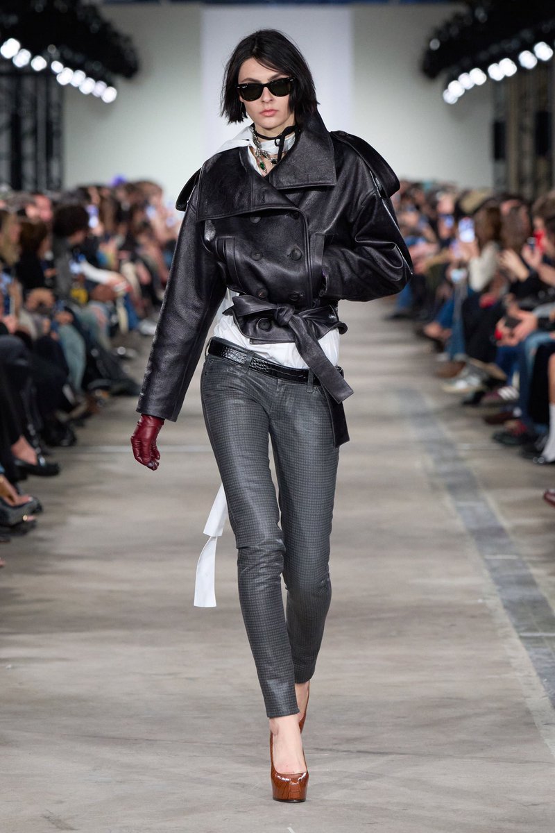 Fashionismo's tweet image. E se #nyfw tem cada vez menos marcas relevantes, a temporada americana ainda é craque em contar histórias e representar sua cultura pop como ninguém. Vide o desfile da Seven que logo associaram à Jenny Humphrey energy