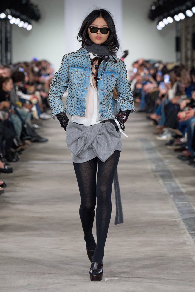 Fashionismo's tweet image. E se #nyfw tem cada vez menos marcas relevantes, a temporada americana ainda é craque em contar histórias e representar sua cultura pop como ninguém. Vide o desfile da Seven que logo associaram à Jenny Humphrey energy