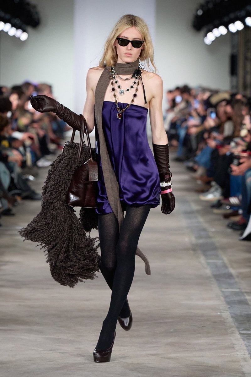 Fashionismo's tweet image. E se #nyfw tem cada vez menos marcas relevantes, a temporada americana ainda é craque em contar histórias e representar sua cultura pop como ninguém. Vide o desfile da Seven que logo associaram à Jenny Humphrey energy