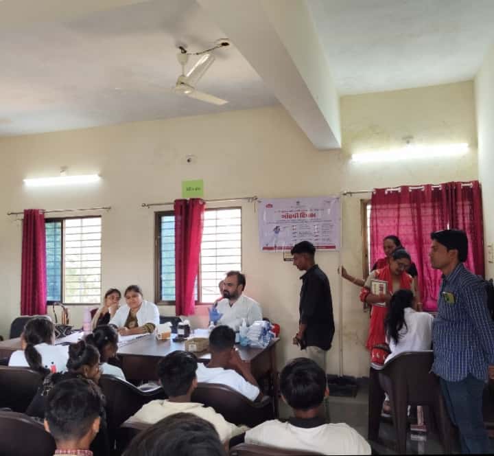 SbccUrban's tweet photo. દિવસ -૦૨ તા.17.02.2026 ના રોજ શહેરી પ્રાથમિક આરોગ્ય કેન્દ્ર છોટાઉદેપુર ખાતે RKSK અંતર્ગત પિયર અડ્યુકેટર  ની તાલીમ અને કીટ વિતરણ તેમજ વજન,ઊંચાઈ,HB, બ્લડ ગ્રુપ કરવામાં આવ્યું. બ્લોક છોટાઉદેપુર..
@collectorcu
@DDOCUdepur @dieco_cu_health https://t.co/AuOYcp7sgA