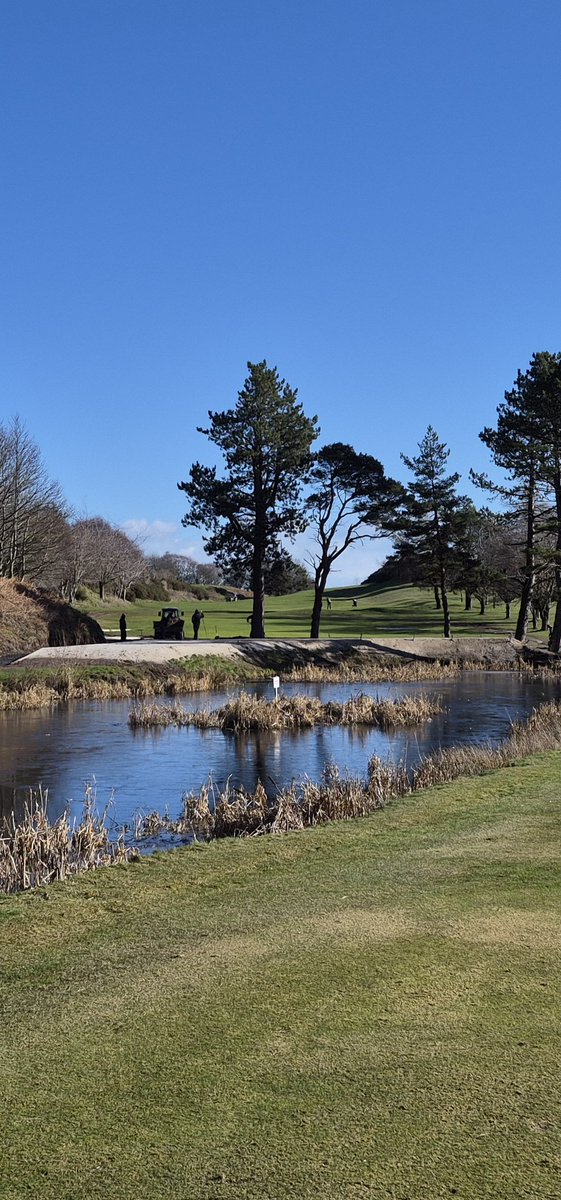 Cold start but nice to he out. New 17th tee work coming along nicely <a href="/mortonhallgolf/">Mortonhall Golf Club</a> 🏌‍♂️⛳️🌞
