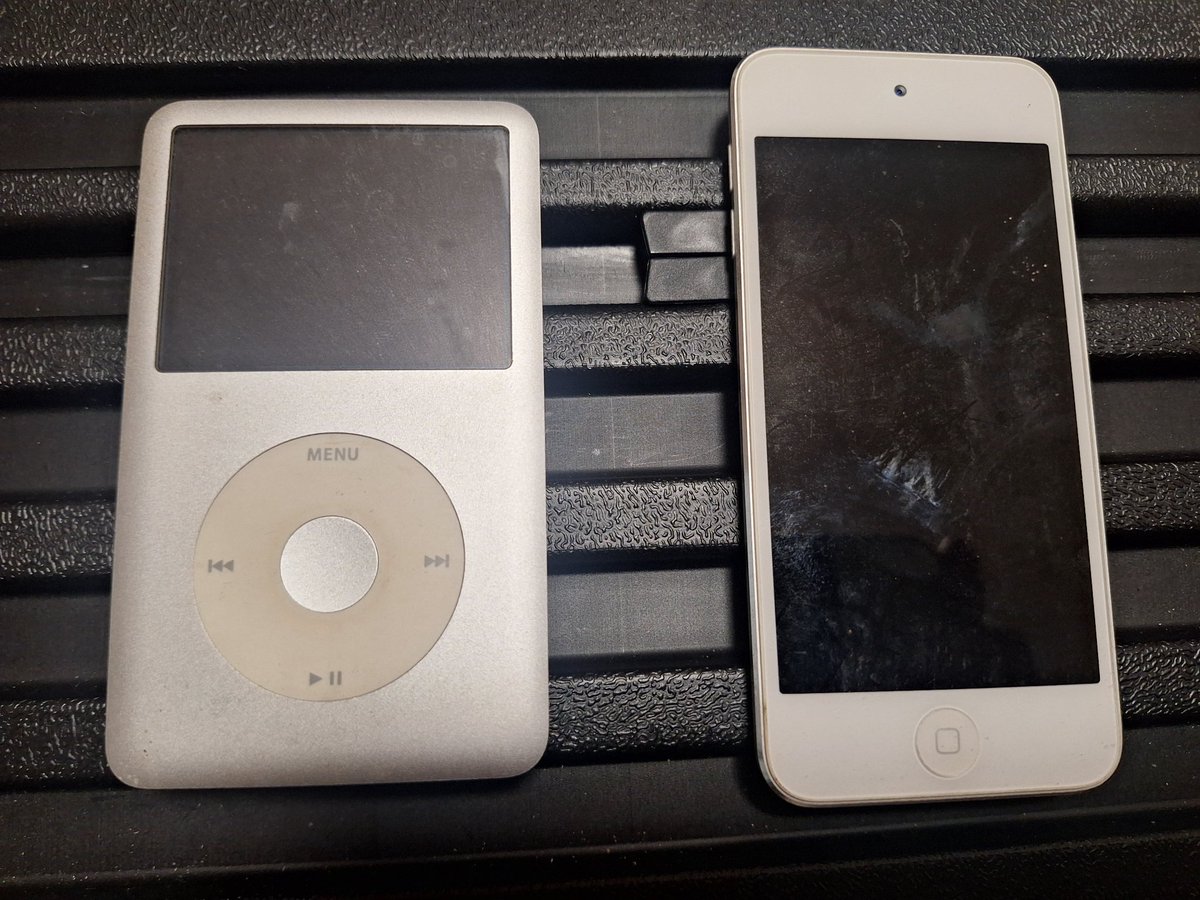 世代が分からないけど2011年くらいから持っているiPod classicとiPod