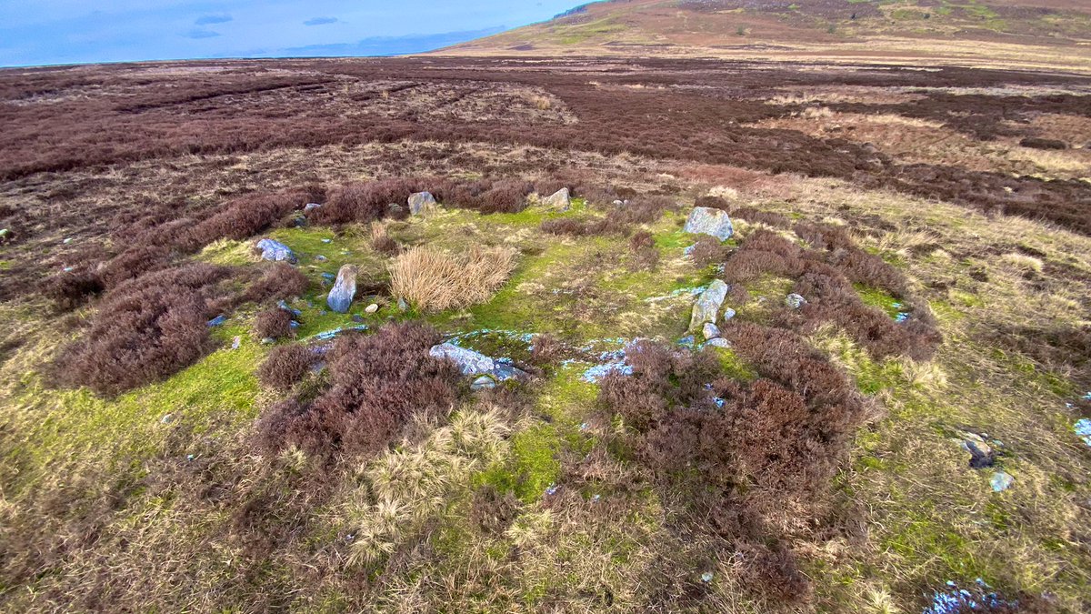 _davelee's tweet photo. Lunch with a view.
Bamford moor embanked stone circle ⭕️ #PeakDistrict 
Ring is 8m by 7m in diameter. There are 8 large stones on site, but only 6 forming part of the circle.
#StandingStoneSunday https://t.co/mLvXAwnaBA