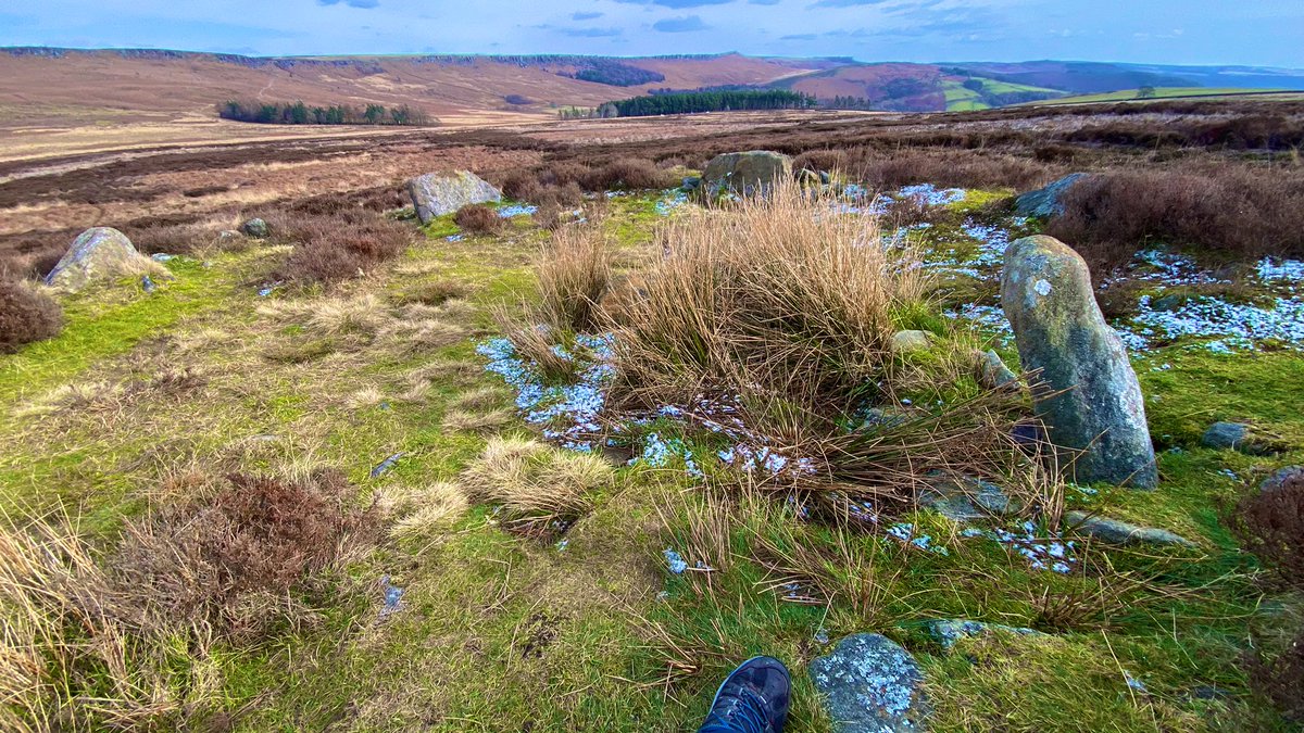 _davelee's tweet photo. Lunch with a view.
Bamford moor embanked stone circle ⭕️ #PeakDistrict 
Ring is 8m by 7m in diameter. There are 8 large stones on site, but only 6 forming part of the circle.
#StandingStoneSunday https://t.co/mLvXAwnaBA