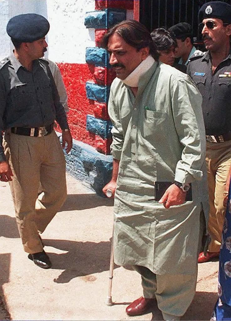 کرپشن کا بے تاج بادشاہ زرداری کہتا ہے کہ میں  تو جیل میں کبھی نہیں کہا میں بیمار خان کیوں کہہ رہا یے
مردوں کیطرح جیل کاٹنے والے زرداری کی اس تصویر میں عمر 40 سال تھی ہاتھ میں چھڑی کمر کو جھکا کر  گردن کو سپورٹر لگا کر پیشی پر اداکاری چیک کریں۔ 

#الو_کے_پٹھے_سارے_اکٹھے