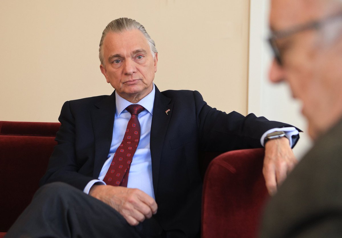 CRcancilleria's tweet photo. Durante su visita oficial a Eslovenia, el ministro de Relaciones Exteriores, Dr. Arnoldo André, concedió una entrevista al reconocido periodista esloveno Tone Hočevar del medio @dnevnik

📷 Photocredit: Dejan Javornik/Delo https://t.co/WUdBPfrZEx