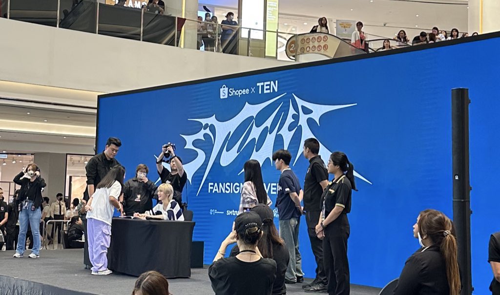 อีนั่น : ไปบอกเตนให้ออกจากค่ายไวๆ
สตาฟเอสเอม&amp;เอสเอมทรุ : ประกาศออกไมค์ห้ามพุดไรไม่ดี ยืนคุมไม่หลุดสักวิ

บอกง่ายมากมั้ง