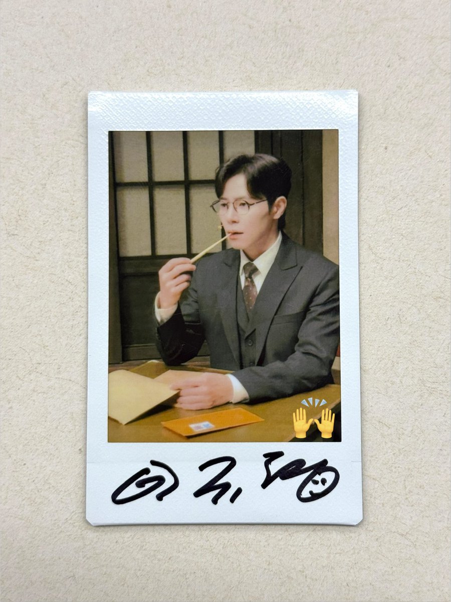 뀨해진님의 막공까지를 응원하며〰️
싸인폴라를 뽑앗어요🥹🍀,,,,,,