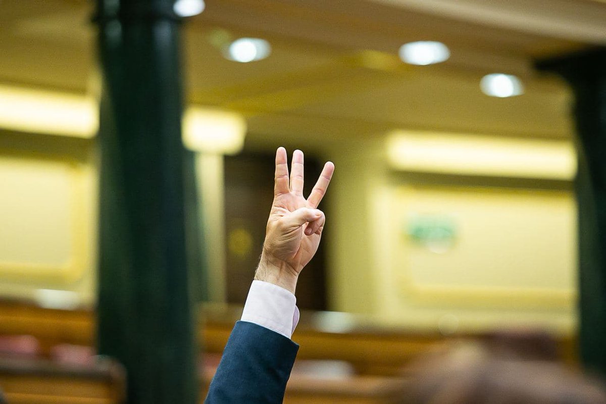 Art. 67.2 Los miembros de las Cortes Generales no estarán ligados por mandato imperativo.

La constitución es la mayor mentira de nuestra historia