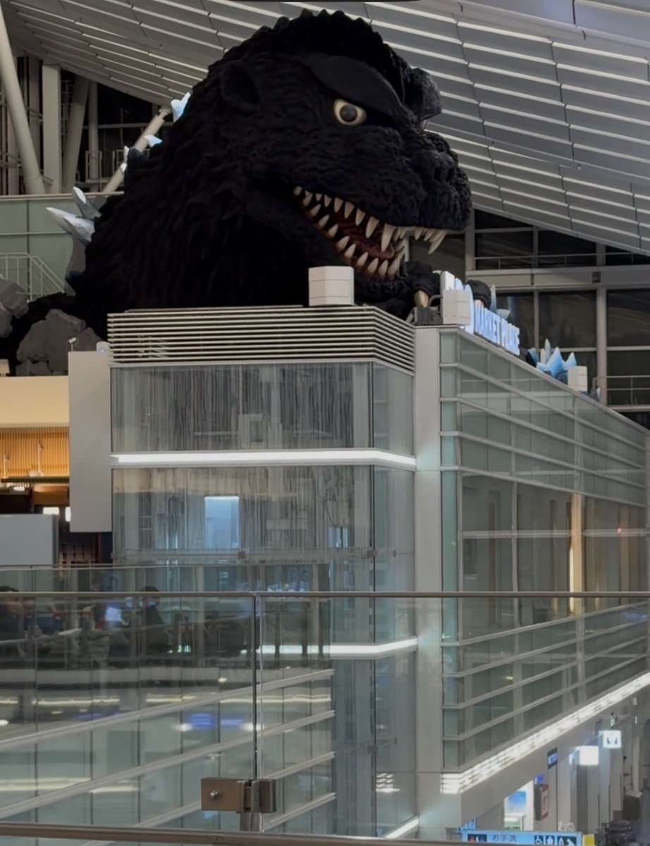 aruaruchin's tweet photo. 羽田空港にGODZILLAいた！
行ってきます✈️ https://t.co/LTjvSZULq6
