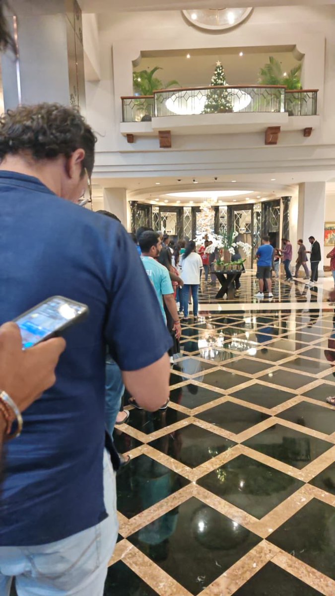 He gave photos for everyone at sama sama hotel until the day he left Malaysia. 

This was happening everyday for the past 2 weeks ♥️🙏 despite the pressure from the hotel management 

He love his fans unconditionally 🙏

#AjithKumar #AjithKumarRacing #AK64
