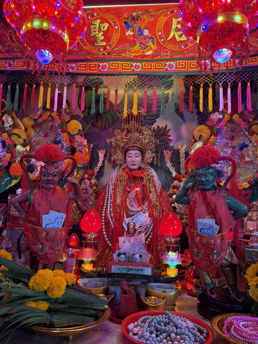 เจ้าแม่สามมุข (เจ้าแม่ทับทิม) 
เป็นที่ถกเถียงกันว่า บางตำนานจะบอกว่าท่านไม่ได้ประทานพรเรื่องความรักเพราะท่านเป็นสาวโสด แต่จุดนี้เป็นอีกจุดที่คนมานิยมขอพรเรื่องความรักเช่นกัน ไม่แพ้เจ้าแม่ทับทิมสะพานเหลืองเลย เจ้าแม่สามมุข ตั้งอยู่ในตำแหน่งที่พลังงานฮวงจุ้ยดีมาก ด้านหน้าเป็นทะเล