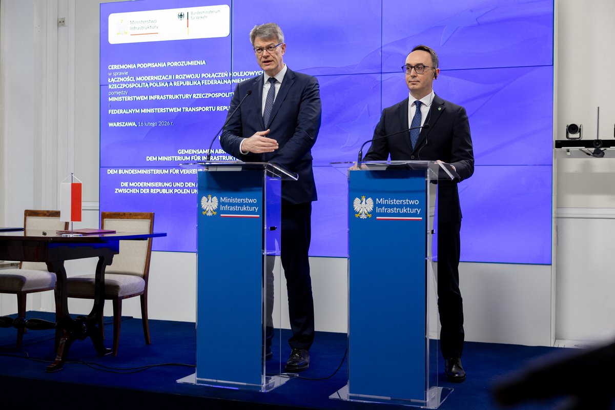 BMV's tweet image. 🇩🇪🤝🇵🇱 Mehr #Bahn von &amp;amp; nach #Polen: @PSchnieder  und @DariuszKlimczak haben in Warschau eine Vereinbarung für Ausbau &amp;amp; Modernisierung grenzüberschreitender Strecken unterzeichnet. Ziel: häufigere Züge &amp;amp; kürzere Reisezeiten – u.a. Warschau–Berlin 🚆⚡️ bmv.de/SharedDocs/DE/…