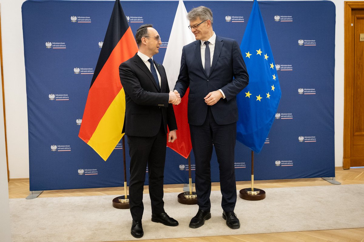 BMV's tweet image. 🇩🇪🤝🇵🇱 Mehr #Bahn von &amp;amp; nach #Polen: @PSchnieder  und @DariuszKlimczak haben in Warschau eine Vereinbarung für Ausbau &amp;amp; Modernisierung grenzüberschreitender Strecken unterzeichnet. Ziel: häufigere Züge &amp;amp; kürzere Reisezeiten – u.a. Warschau–Berlin 🚆⚡️ bmv.de/SharedDocs/DE/…