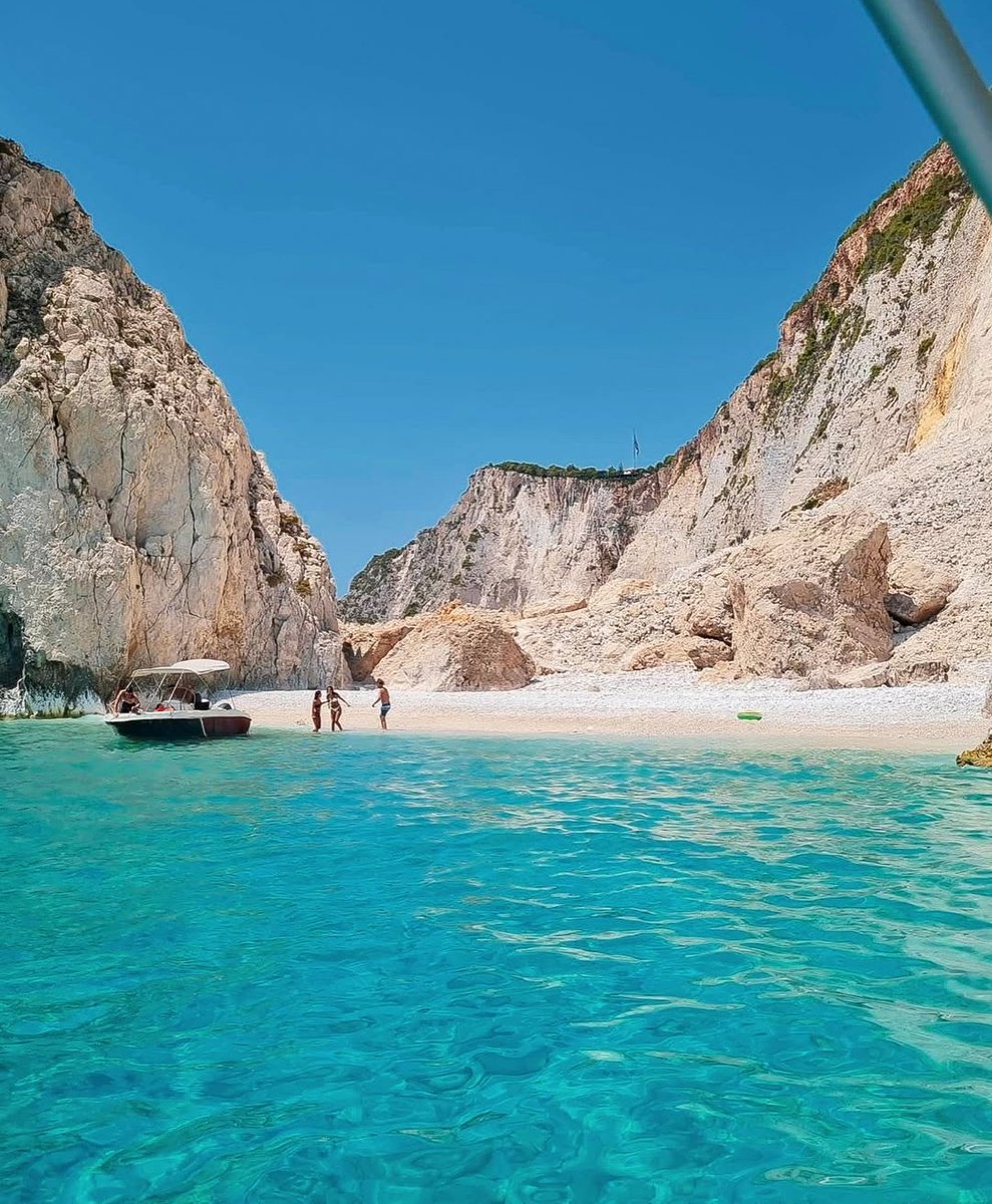 AppartDesign's tweet photo. Zakynthos, Greece https://t.co/mxiapLVStW