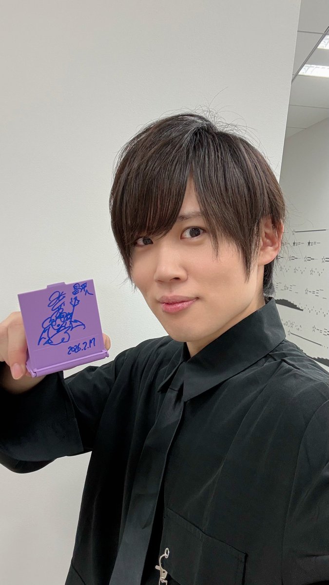 shohei_k0414's tweet photo. 皆様ありがとうございました。昌平は緑川さんに斬られ、技を出し合い、課金の心配をされるという夢の時間を過ごしました。
収録後プレゼントも頂き…昌平は嬉しいです。帰るときも昌平って呼ばれました。昌平自身がまだ呼ばれることに慣れてないので慣れるよう頑張ります。
#月刊光おにいさんと一緒 https://t.co/Xi88bm05vS