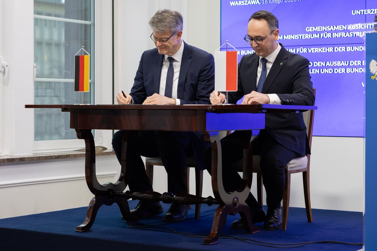 BMV's tweet image. 🇩🇪🤝🇵🇱 Mehr #Bahn von &amp;amp; nach #Polen: @PSchnieder  und @DariuszKlimczak haben in Warschau eine Vereinbarung für Ausbau &amp;amp; Modernisierung grenzüberschreitender Strecken unterzeichnet. Ziel: häufigere Züge &amp;amp; kürzere Reisezeiten – u.a. Warschau–Berlin 🚆⚡️ bmv.de/SharedDocs/DE/…