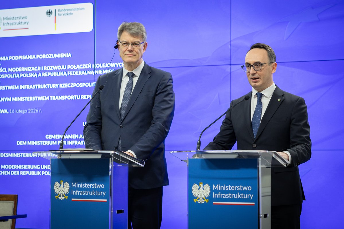 BMV's tweet image. 🇩🇪🤝🇵🇱 Mehr #Bahn von &amp;amp; nach #Polen: @PSchnieder  und @DariuszKlimczak haben in Warschau eine Vereinbarung für Ausbau &amp;amp; Modernisierung grenzüberschreitender Strecken unterzeichnet. Ziel: häufigere Züge &amp;amp; kürzere Reisezeiten – u.a. Warschau–Berlin 🚆⚡️ bmv.de/SharedDocs/DE/…