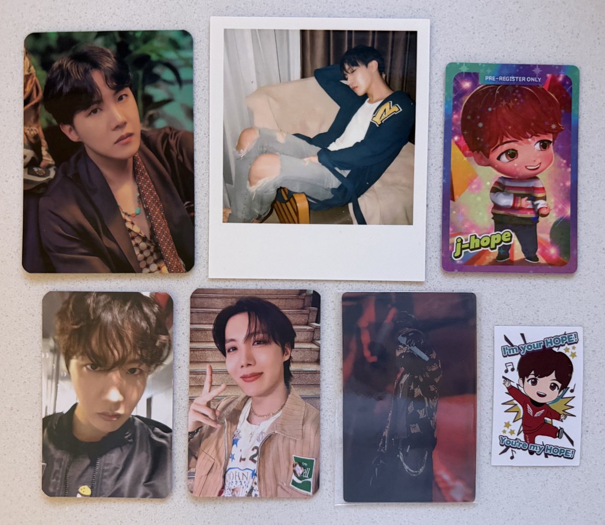 🐿️ HOBI BDAY GA 🐿️

ONE winner picked at random will get this Hobi pack of PCs (and one sticker), including the Gala lenticular and an official TinyTan PC

To enter: like &amp; RT!

GA is worldwide and closes on Feb 18 

#HOBIDAY
#HAPPYJHOPEDAY
#HAPPYBIRTHDAYJHOPE