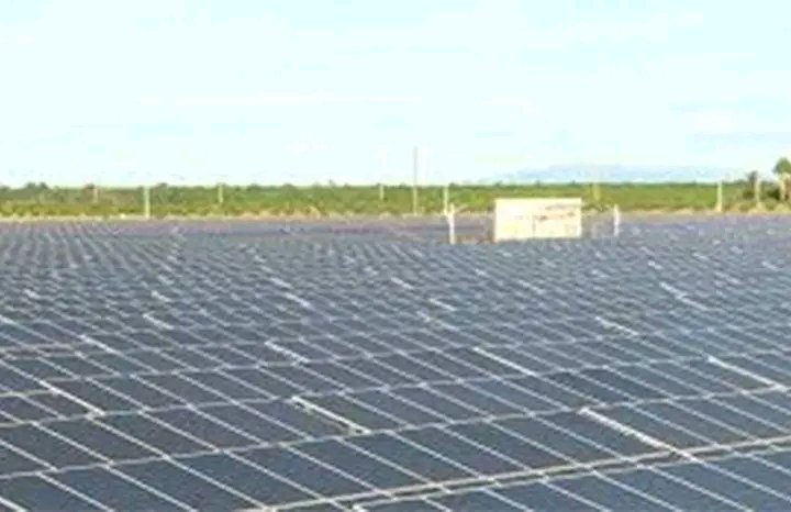 KatherineEgued's tweet photo. ⚡ Proyecto garantizará eficiencia de parques solares en La Habana.
🌞Aprovechar completamente la energía fotovoltaica es la finalidad de un nuevo parque de baterías en proceso de construcción en el municipio del Cotorro.
#LaHabanaDeTodos 
#LaHabanaEsSalud https://t.co/s9g3AnH7Hw