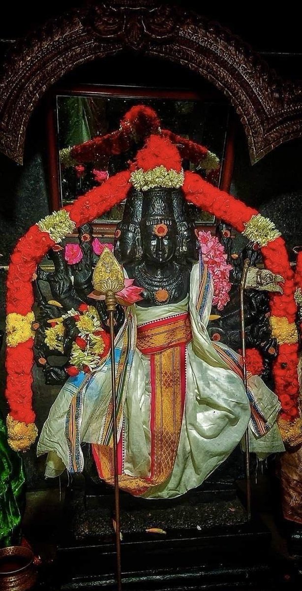 TempleConnect_'s tweet image. శ్రీకార్తికేయ కరుణామృతపూర్ణదృష్ట్యా,
కామాదిరోగకలుషీకృతదుష్టచిత్తమ్ ।
భక్త్వా తు మామవకళాధర కాంతికాంత్యా,
వల్లీసనాథ మమ దేహి కరావలంబమ్ ॥

#TempleConnect #Murugan #Karthikeya #Subrahmanya #Skanda
templeconnect.com
Your Devotional Connect Online