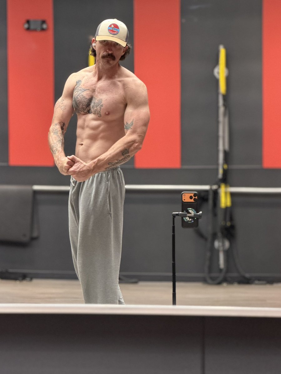 Mack1488K's tweet photo. Stay swoll my friends #dilf #daddy #strong #FitnessJourney #sexy #physique #paypig #musclechub #musclemommy https://t.co/Ckm2A7ZaAx