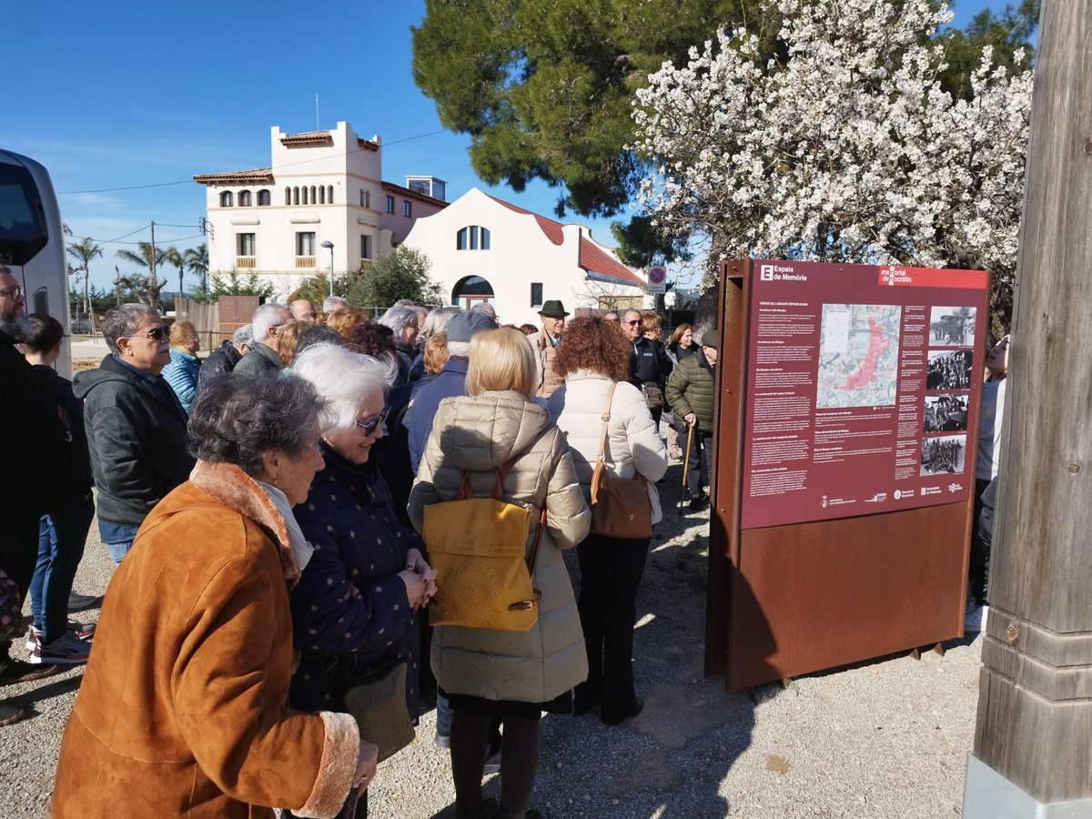 pbsantcugat's tweet photo. 👏 60 socis, sòcies i simpatitzants de la Penya Blaugrana #SantCugat van participar diumenge en la tradicional calçotada de l'entitat, al restaurant Sol i Vi de #Subirats.

👉 Vam visitar el Centre d'Interpretació de l'Aviació Republicana i la Guerra Aèria (#CIARGA).

@ppulber https://t.co/bQvtug9FaH