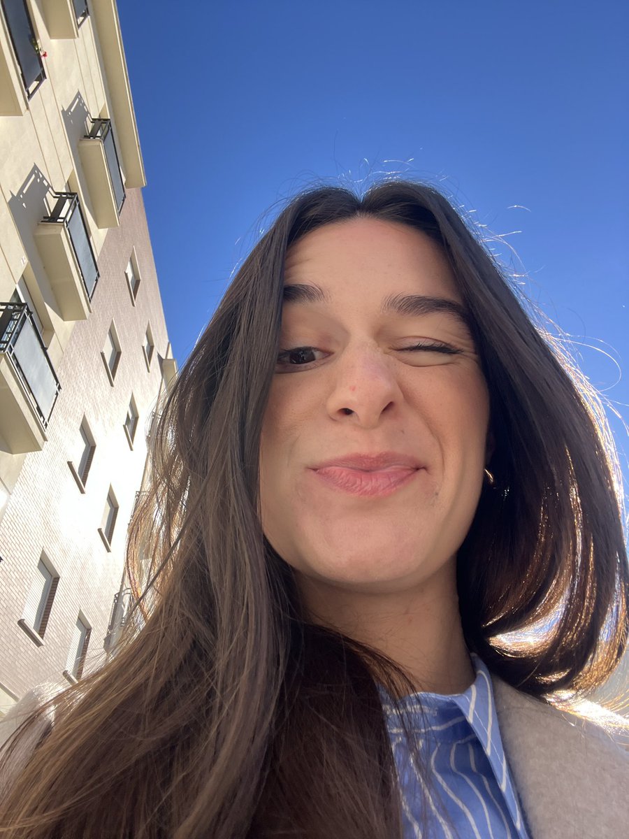 Empiezo yo: alegre, intensa, enamoradiza, deportista, apasionada del medio ambiente y por último pero no menos importante; la niña de las fotos. Ah y por supuesto que si, géminis 😚😚