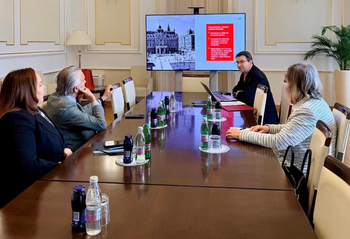 CRcancilleria's tweet photo. El ministro de Relaciones Exteriores, Dr. Arnoldo André y la embajadora Olga Marta Sauma visitaron la Universidad de Ljubljana, donde se reunieron con el vicerrector Janez Vogrinc. https://t.co/FkokmNxrO3