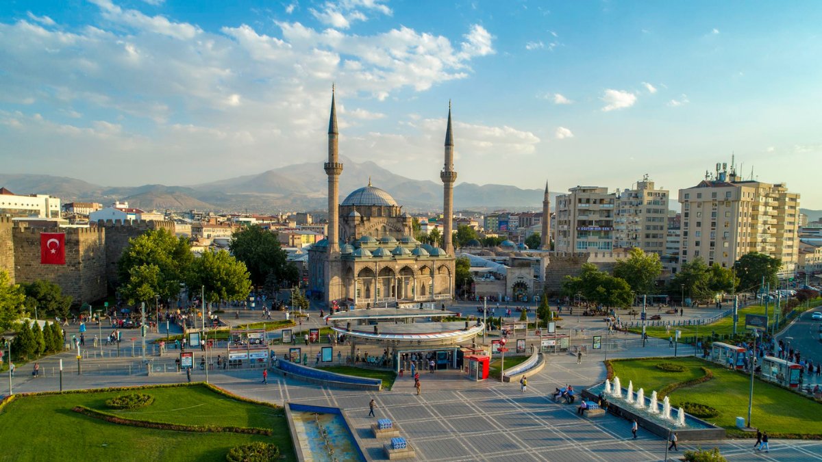 Ramazan’ın ilk günü yurt genelinde sıcaklıklar 10 derece birden düşecek. Ramazan ayına serin bir başlangıç yapılacak.
