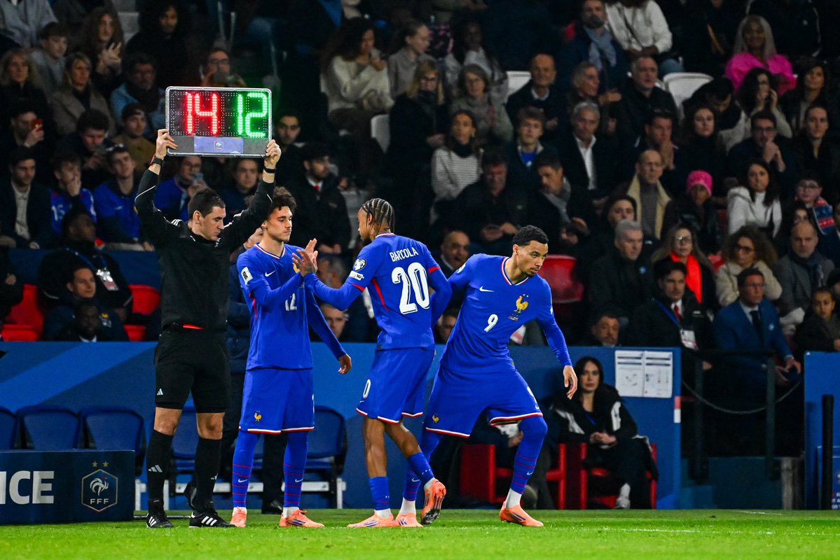 𝗖𝗢𝗠𝗠𝗘𝗡𝗧 𝗟𝗘𝗦 𝗧𝗥𝗔𝗝𝗘𝗖𝗧𝗢𝗜𝗥𝗘𝗦 𝗦𝗘 𝗦𝗢𝗡𝗧 𝗜𝗡𝗩𝗘𝗥𝗦𝗘́𝗘𝗦… CHOQUANT 😳🇫🇷 

▫️Kouassi vs Lukeba
▫️Lihadji vs Barcola
▫️Aouchiche vs Akliouche
▫️Agoumé vs Camavinga

👉 Mbuku est à Montpellier en L2.
👉 Soppy est à Lausanne 🇨🇭.
👉 Pembélé est remplaçant au