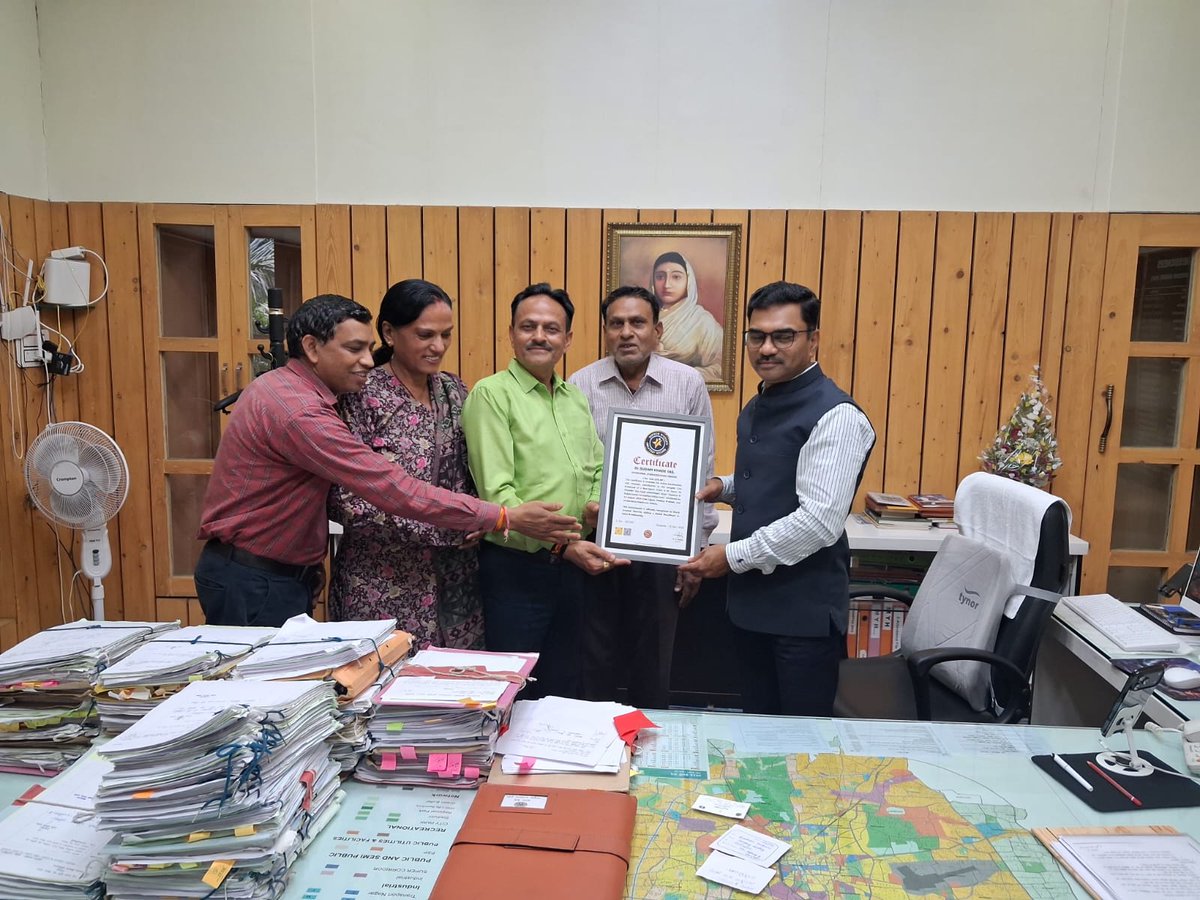 comindore's tweet photo. संभागायुक्त डॉ. सुदाम खाड़े के निर्देशन में श्रीमहांकाल राजसी सवारी के अनवरत प्रसारण पर आकाशवाणी इंदौर को मिला वर्ल्ड ग्रेटेस्ट रिकॉर्ड प्रमाण-पत्र।
संभागायुक्त ने टीम को दी बधाई, उपलब्धि पर जताया गौरव।
RM:https://t.co/AknJWA5wFE
#JansamparkMP #Indore #MPGov
@JansamparkMP https://t.co/xQeTlpPhpX