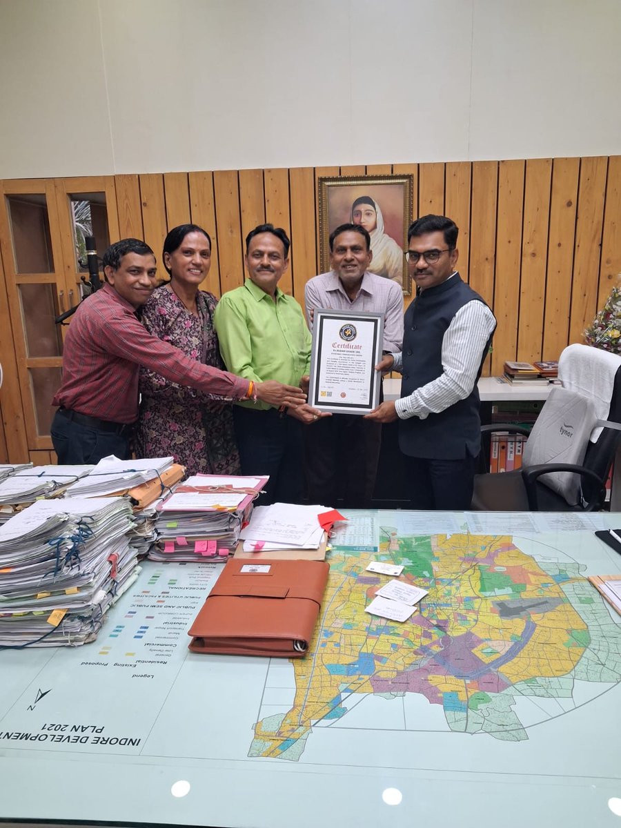 comindore's tweet photo. संभागायुक्त डॉ. सुदाम खाड़े के निर्देशन में श्रीमहांकाल राजसी सवारी के अनवरत प्रसारण पर आकाशवाणी इंदौर को मिला वर्ल्ड ग्रेटेस्ट रिकॉर्ड प्रमाण-पत्र।
संभागायुक्त ने टीम को दी बधाई, उपलब्धि पर जताया गौरव।
RM:https://t.co/AknJWA5wFE
#JansamparkMP #Indore #MPGov
@JansamparkMP https://t.co/xQeTlpPhpX