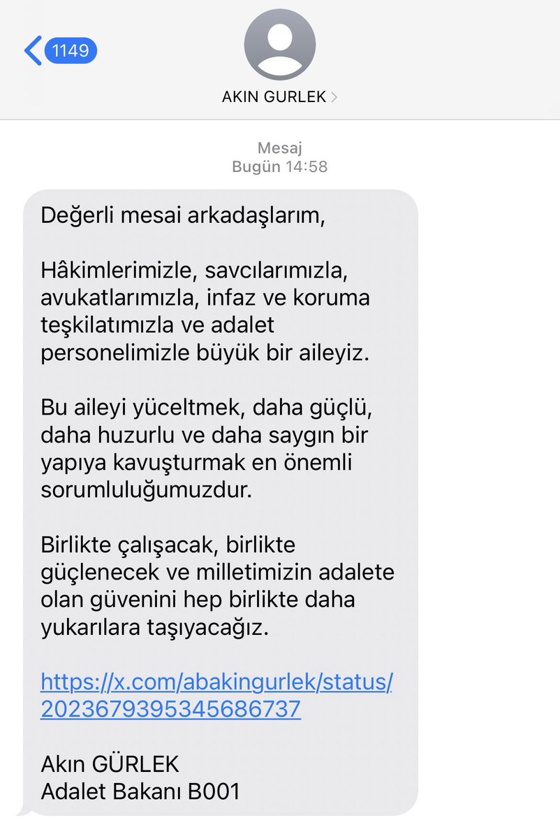 Stajyer avukatlara hiçbir güvence sağlamayan yerin dibine sokan, genç avukatların mevcut güvencelerini kaldıran, toplumsal olaylarda adliye güvenliğinden emniyetteki polise kadar karşımızda saf tutması için talimat veren bu ailenin mensubu değilim. Tek ailem İstanbul Barosu’dur.