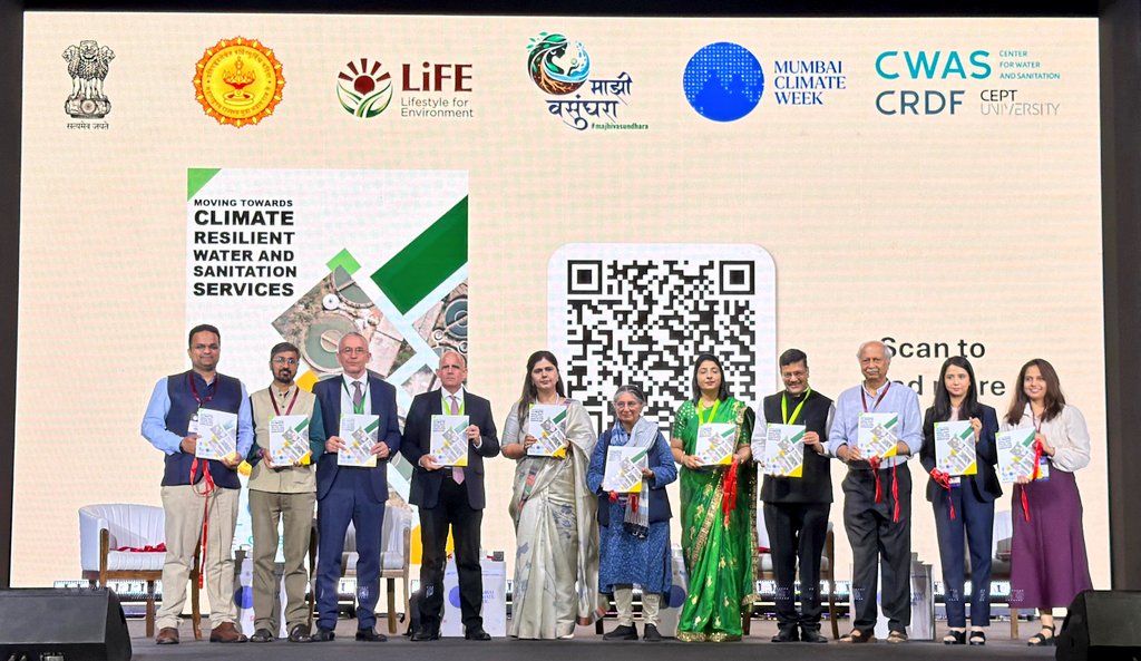 Pankajamunde's tweet photo. At the ongoing Climate Week 2026 in Mumbai, the Environment and Climate Change Department of the Government of Maharashtra has taken a historic step. 
- Significant MoUs have been signed to combat climate change and promote the circular economy.
▪︎ Maha-rPET initiative: India’s first-of-its-kind agreement with Hindustan Coca-Cola Beverages. Through this, a statewide drive will be undertaken for the collection and recycling of PET bottles.
▪︎ Climate Trade LLP agreement: The State Climate Action Cell has entered into this technical partnership to strengthen climate resilience.
Awareness campaigns and collection centres will be established across multiple cities, including Mumbai, Pune, Nashik, Chhatrapati Sambhajinagar, and Beed. This initiative will certainly prove to be a major step towards a sustainable and green Maharashtra.

पर्यावरण समृद्धीकडे महाराष्ट्राची आश्वासक पाऊले! 
📍​मुंबई येथे सुरू असलेल्या 'क्लायमेट वीक-२०२६' मध्ये महाराष्ट्र शासनाच्या पर्यावरण व वातावरणीय बदल विभागाने ऐतिहासिक पाऊल उचलले आहे. हवामान बदलाचा मुकाबला आणि 'चक्रीय अर्थव्यवस्थेला' (Circular Economy) चालना देण्यासाठी महत्त्वपूर्ण सामंजस्य करार करण्यात आले.
​▪︎ महा-आरईपीटी (Maha-rPET) अभियान: हिंदुस्थान कोका-कोला बेव्हरेज कंपनीसोबत देशातील अशा प्रकारचा पहिलाच करार! याद्वारे पीईटी बाटल्यांचे संकलन आणि पुनर्वापर (Recycle) करण्यासाठी राज्यभर मोहीम राबवली जाईल.
▪︎ क्लायमेट ट्रेड एलएलपी करार: राज्य हवामान कृती कक्षाने हवामान प्रतिकारशक्ती वाढवण्यासाठी हा तांत्रिक करार केला आहे.
मुंबई, पुणे, नाशिक, छत्रपती संभाजीनगर, बीड यांसह अनेक शहरांत जनजागृती आणि संकलन केंद्रे उभारली जाणार आहेत.​ शाश्वत आणि हरित महाराष्ट्रासाठी हा पुढाकार नक्कीच महत्वाचा ठरले.
@Dev_Fadnavis
​#ClimateWeek2026 #Maharashtra #EnvironmentClimateChange #BeatTheHeat #Sustainability #MahaRPET #CircularEconomy #GreenMaharashtra #PankajaMunde