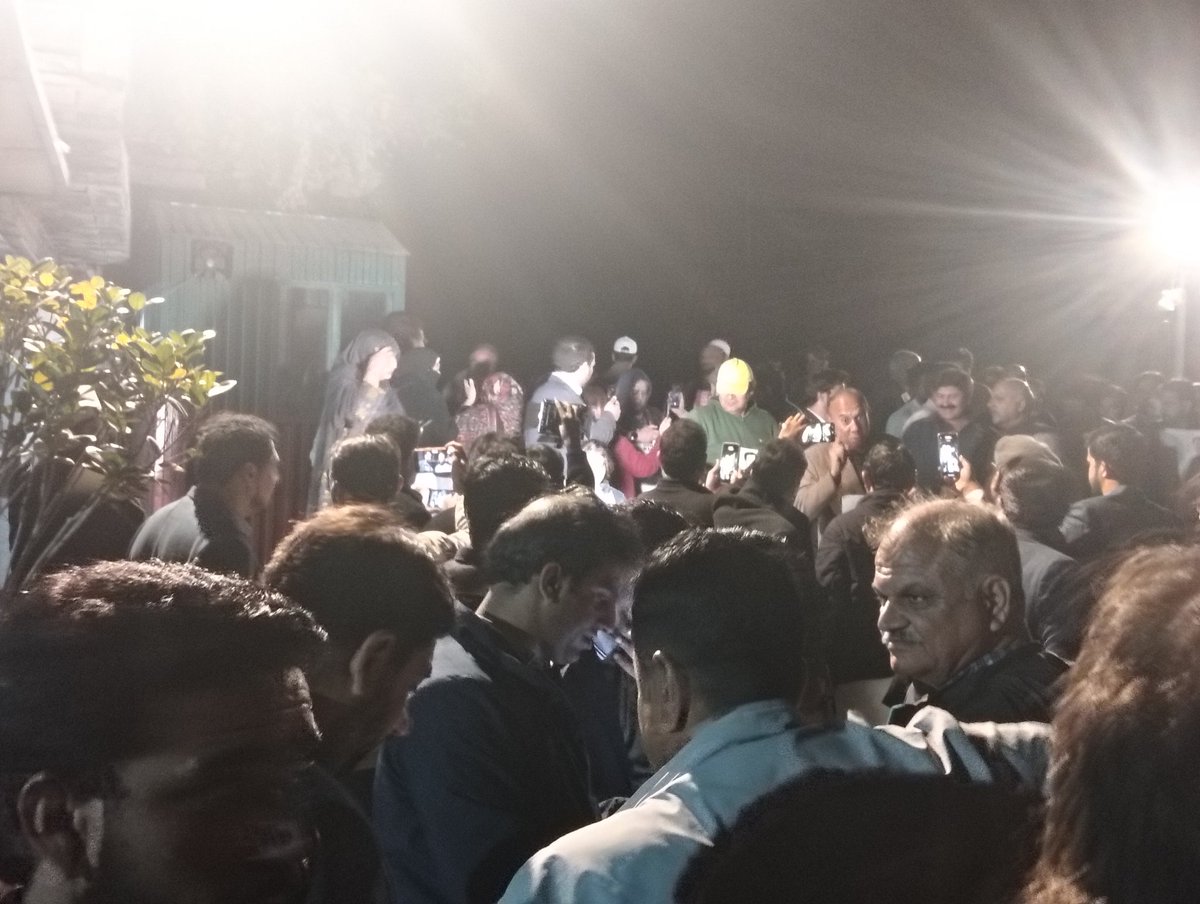بنی گالہ
 ایک نہایت اہم پریس کانفرنس 

  آج عمران خان کی اپنے بیٹوں سے ملاقات سے متعلق بعض تفصیلات سامنے آئیں جن میں ایک جملہ خاص طور پر زیر بحث رہا کہ 

سلمان تمہارا چہرہ مجھے نظر نہیں آ رہا 

اس ایک جملے سے اندازہ کیا جا سکتا ہے کہ اس وقت عمران خان کس قدر کرب اور اذیت کی کیفیت