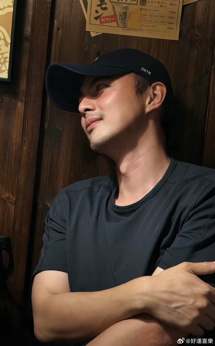 กู้อวี้ สารวัตรแผนกสืบสวนอาชญากรรมกรมตำรวจประจำเมือง ออกสืบคดีอดหลับอดนอนมา 2วัน สอบผู้ต้องสงสัยลากยาวจนหมดเวลากักตัวอีก 24ชม. โดนผู้การด่าว่า โง่ กลางห้องประชุม เดินออกจากสนง.ตำรวจอย่างเกรี้ยวกราด แต่พอกลับถึงบ้านยิ้มหน้าบาน เพราะเมียสวยมันช่วยได้มากจิงๆ💅🏻✌🏻