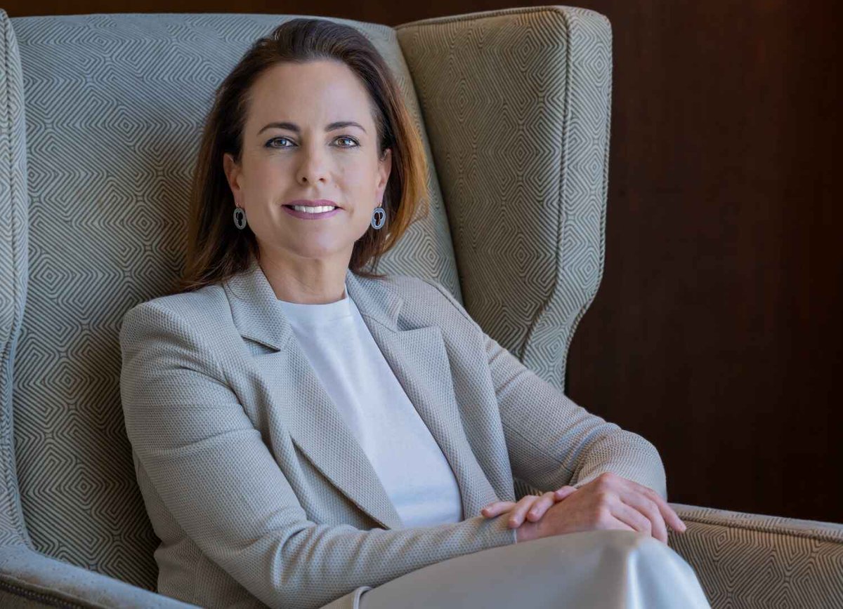 Bloomberg: Adriana Cisneros, líder de una de las familias más poderosas de la comunidad empresarial venezolana, encabeza los esfuerzos para recaudar mil millones de dólares para invertir en la nación devastada por la crisis, que busca reconstruirse.

Cisneros planea centrarse en