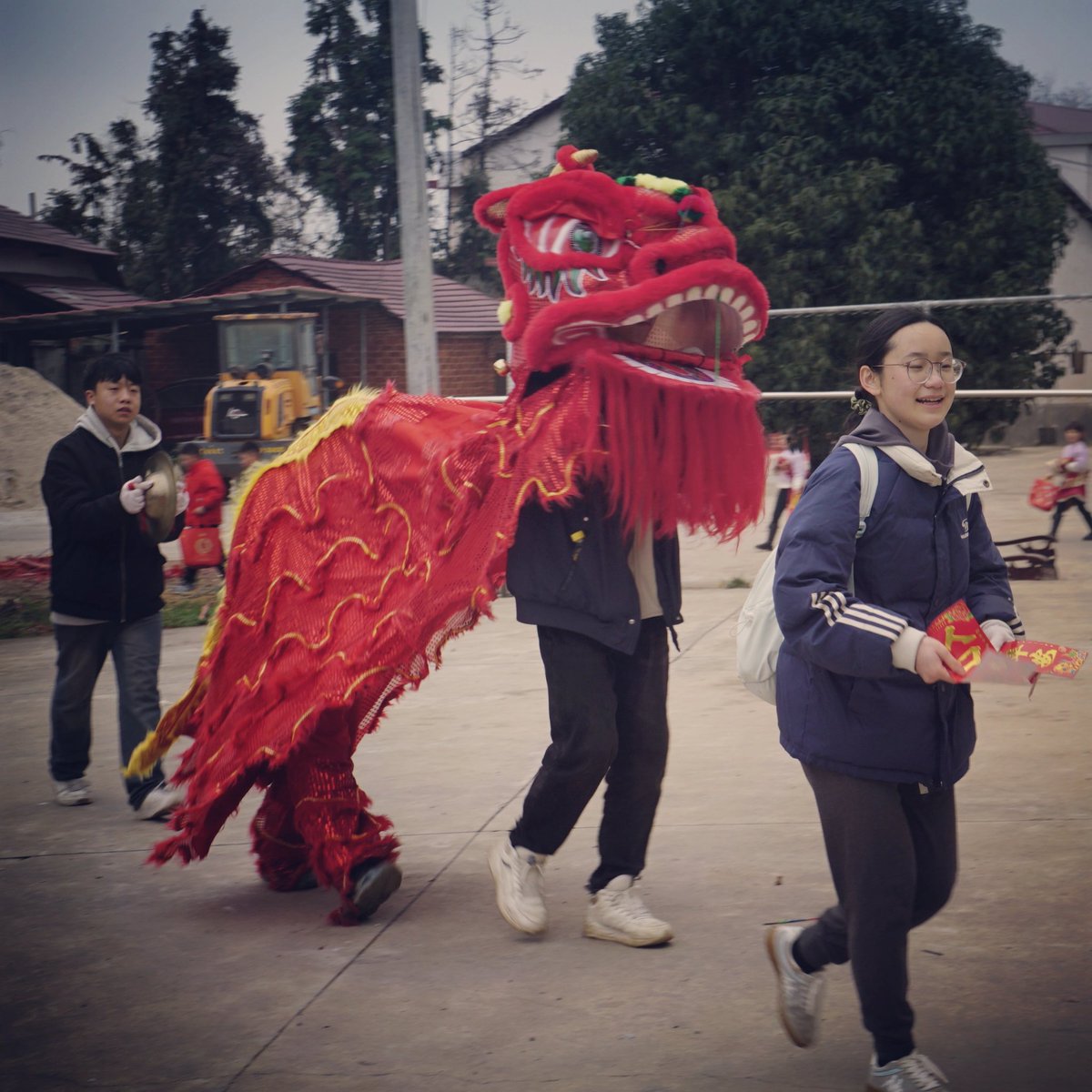 ryan_j23's tweet photo. 初一の子ども獅子はが増えた感じ。玄関閉めてる家も、ドラの音が聞こえると開いて迎えてくれるのも一因かな。 #pingjiang #hunan #CNY2026 #ILCE6000
https://t.co/meC5KkoFUd https://t.co/8mttxDgjIX