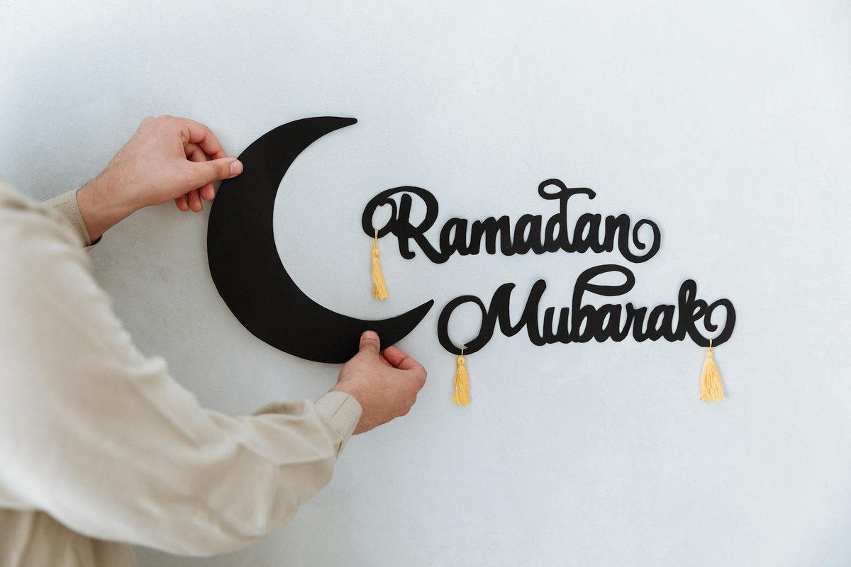 Ramazan'ı ciddiye alın!  
Çok çalışın çok yalvarın, çok namaz kılın, çok dua edin, çok Kur'an okuyun, çok sadaka verin. 
Ne yaparsanız yapın allem edin kallem edin, Ramazan'da müjdeyi alın..

Mahmud Esad Coşan Hocaefendi
#ramazan 
#RamadanMubarak
