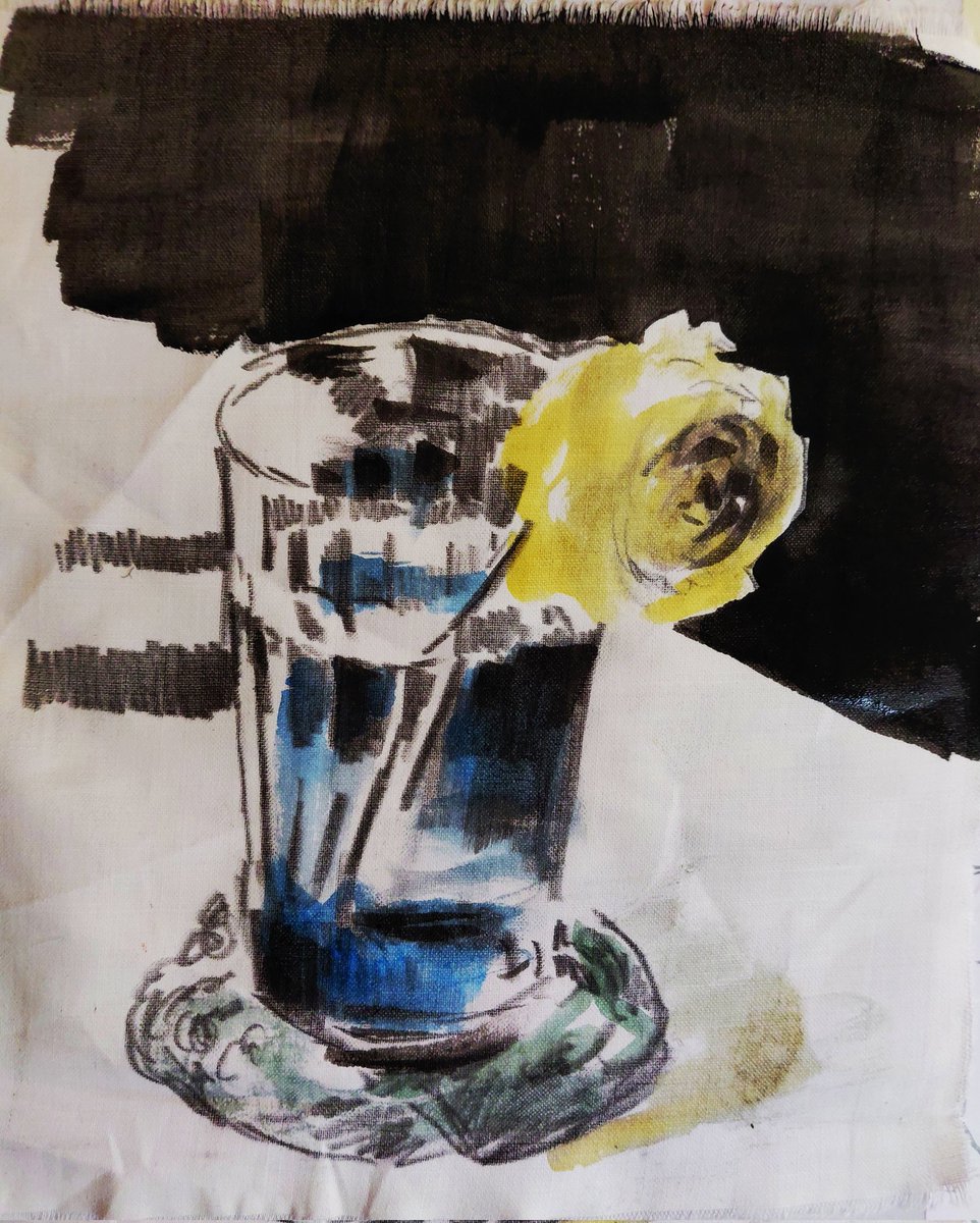 Una rosa es
mar de espinas y luz encendida,
belleza que nos nombra en la sombra
y nos hiere sin ruido.
Es vaso de agua clara:
nos da la vida en los labios…
y a veces, al beberla,
nos ahoga despacio