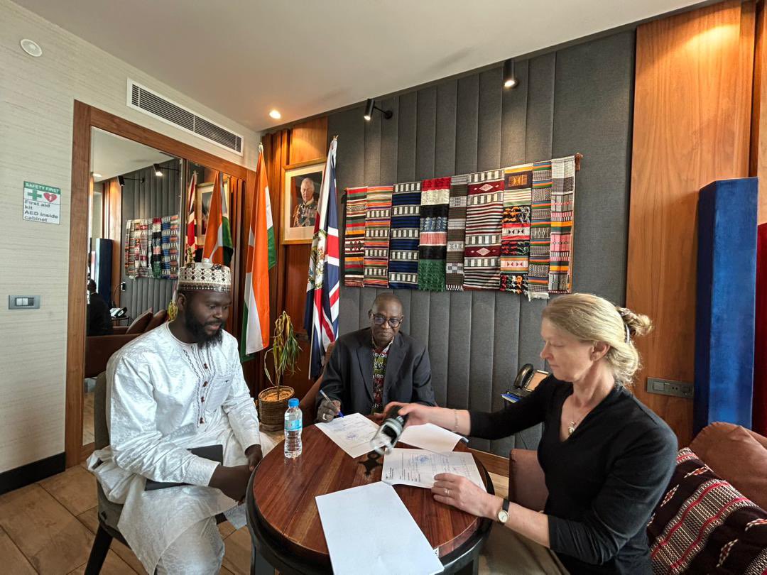 UKinNiger's tweet photo. 🤝🌱L’Ambassade du 🇬🇧 et @WaterAidNiger ont signé un accord de partenariat pour renforcer la communication et surtout l’inclusion des régions du #Niger dans l’élaboration de la stratégie climatique nationale — la CDN 3.0.
#ActionClimatique #CDN30 https://t.co/zIqUTEgLkf