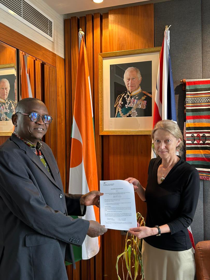 UKinNiger's tweet photo. 🤝🌱L’Ambassade du 🇬🇧 et @WaterAidNiger ont signé un accord de partenariat pour renforcer la communication et surtout l’inclusion des régions du #Niger dans l’élaboration de la stratégie climatique nationale — la CDN 3.0.
#ActionClimatique #CDN30 https://t.co/zIqUTEgLkf