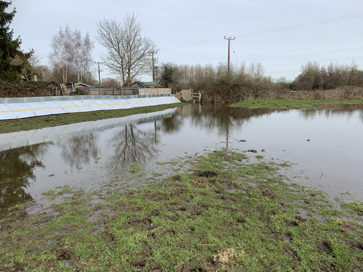 MariaHerlihyEA's tweet photo. Field teams are busy deploying temporary defence barriers at #South Hinksey today #incident prepardness #TeamEA @EnvAgencySE https://t.co/PzJeVKBLUJ