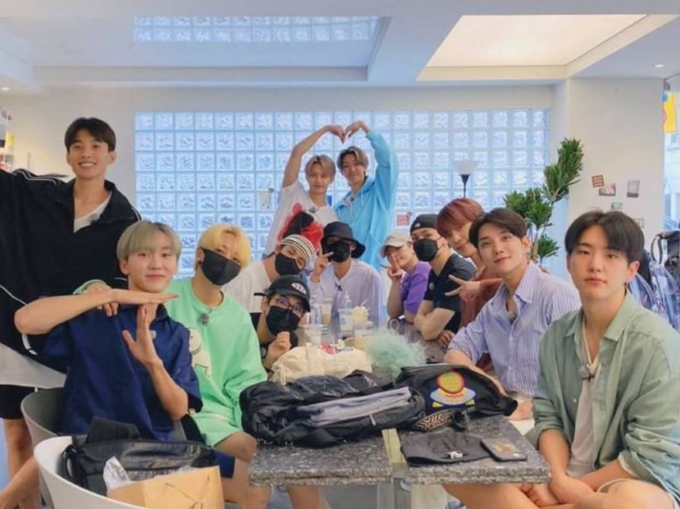 joshua looks like that parent who'd tell their kid  "sit properly and look at the camera for the photo" and hoshi looks like the kid he said that to