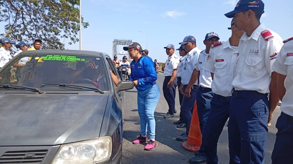 SUNAD_Apure's tweet photo. #enfotos📸 Funcionarias de la @sna_apure continúan con su labor preventiva, orientando a los temporadistas en cuanto a las consecuencias del consumo de sustancias ilicitas, con el fin de garantizar el sano disfrute de los carnavales.
#DispositivoCarnavalesseguros2026 https://t.co/zsq6O773wA